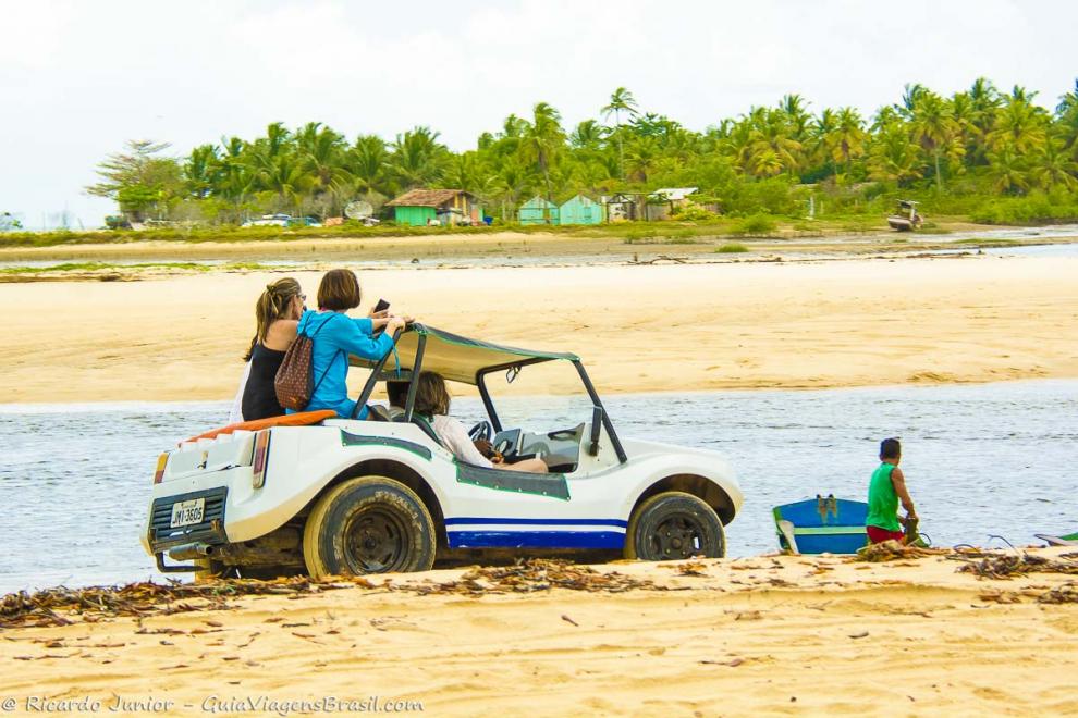 Imagem de amigos andando de buggy na Praia Corumbau
